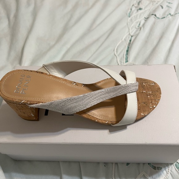 Donald Pliner sandals. Dona sandal. White leather and silver straps. - Picture 3 of 6
